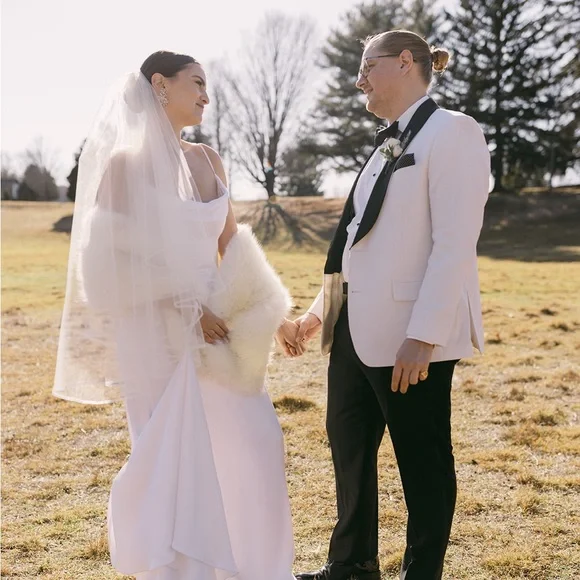 Faux Fur Bridal Shawl - Small Ivory with black tips - Picture 8 of 10
